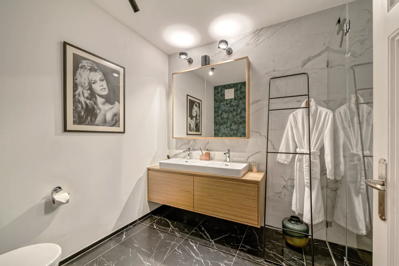 Bad II mit WC und Dusche