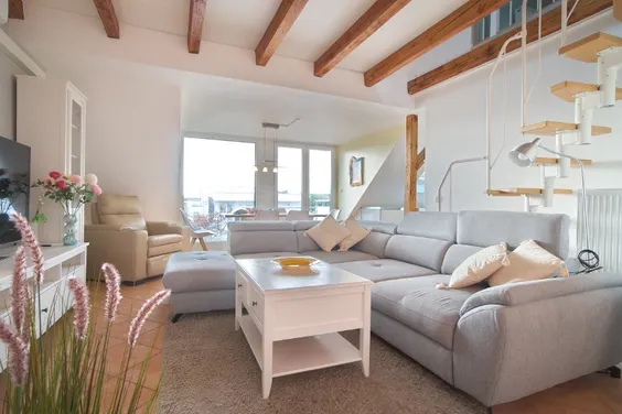 Lots of home comforts: Renovated apartment in excellent, quiet residential area, with balcony terrace and high quality fittings and furnishings throughout