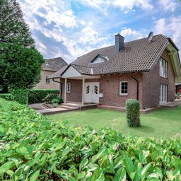Großzügiges Einfamilienhaus auf weitläufigem Grundstück mit Sauna, Nebengebäude und Doppelgarage