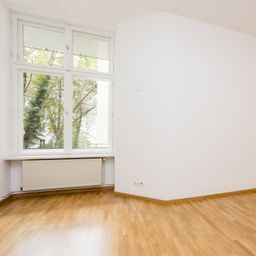 Elegante Altbauwohnung mit Balkon zum ruhigen Hinterhof !