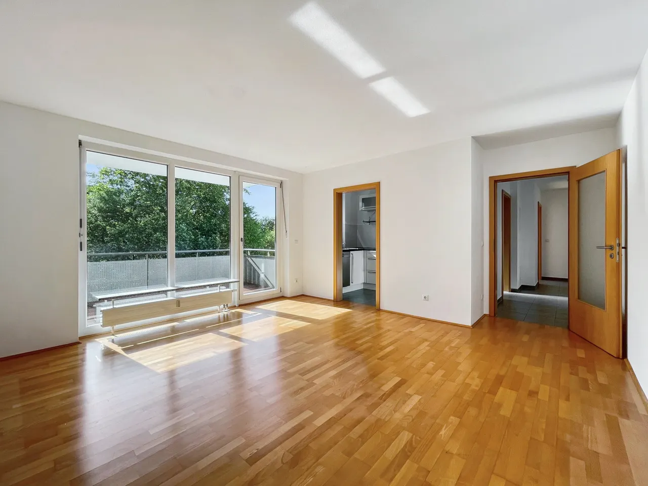 Wohnzimmer - Blick in Küche