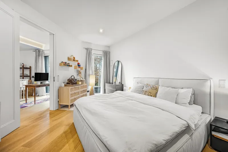 Schlafzimmer mit Blick in den Garten