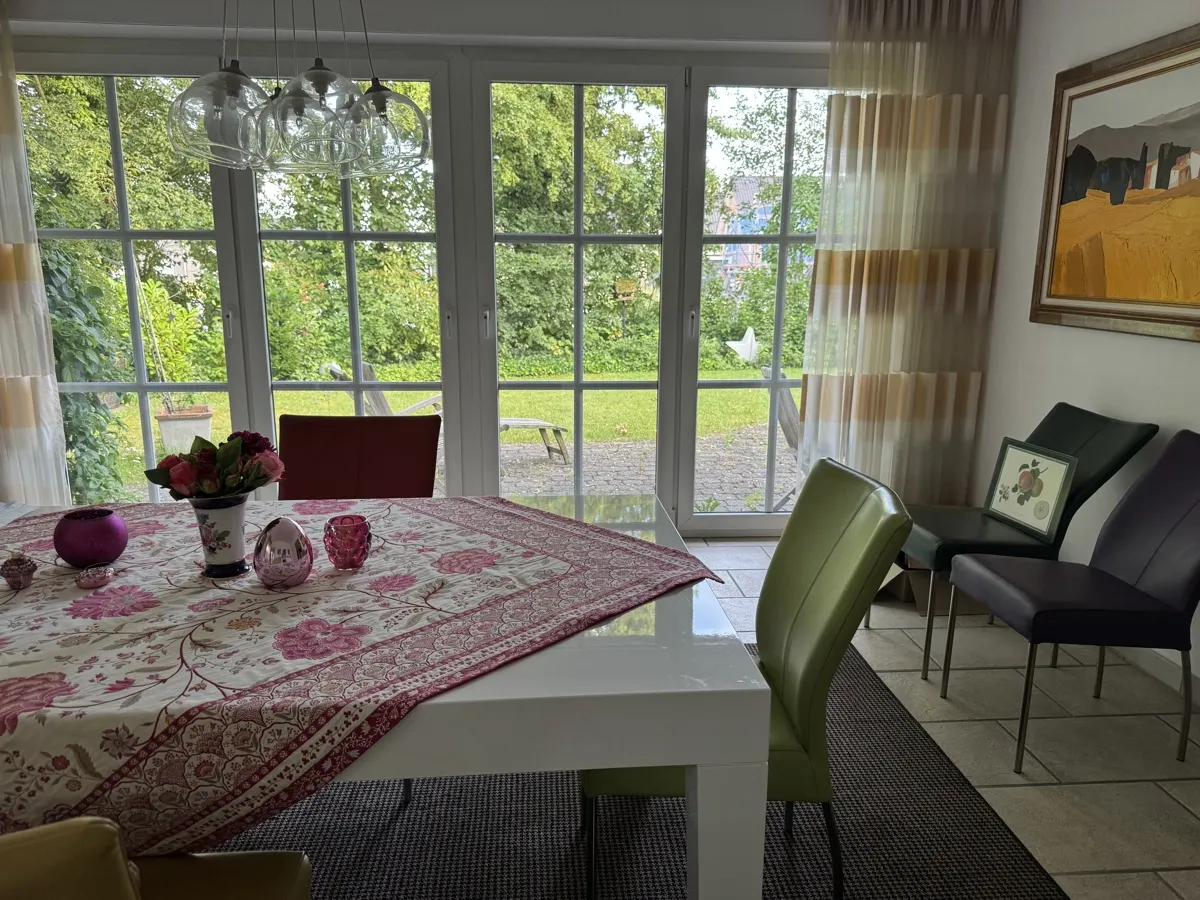Der Essplatz mit Blick zum Garten