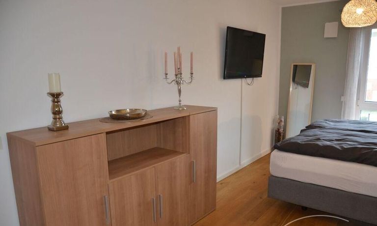 TV + Komode im Schlafzimmer