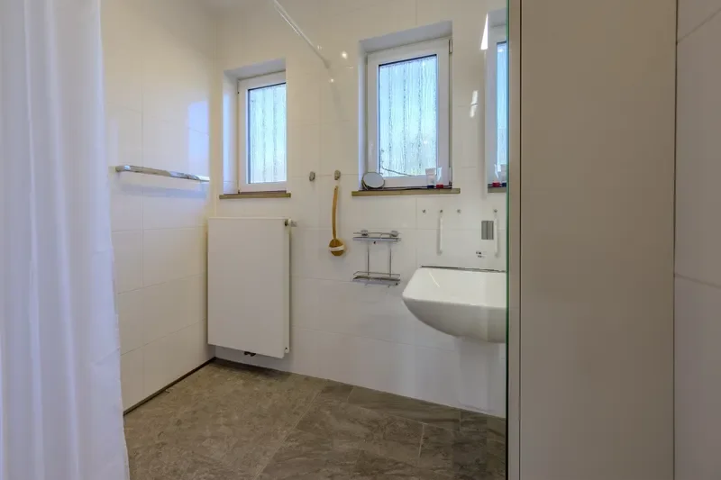 Begehbare Dusche im Erdgeschoss