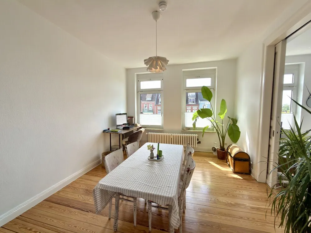 .Esszimmer mit Kassettentür