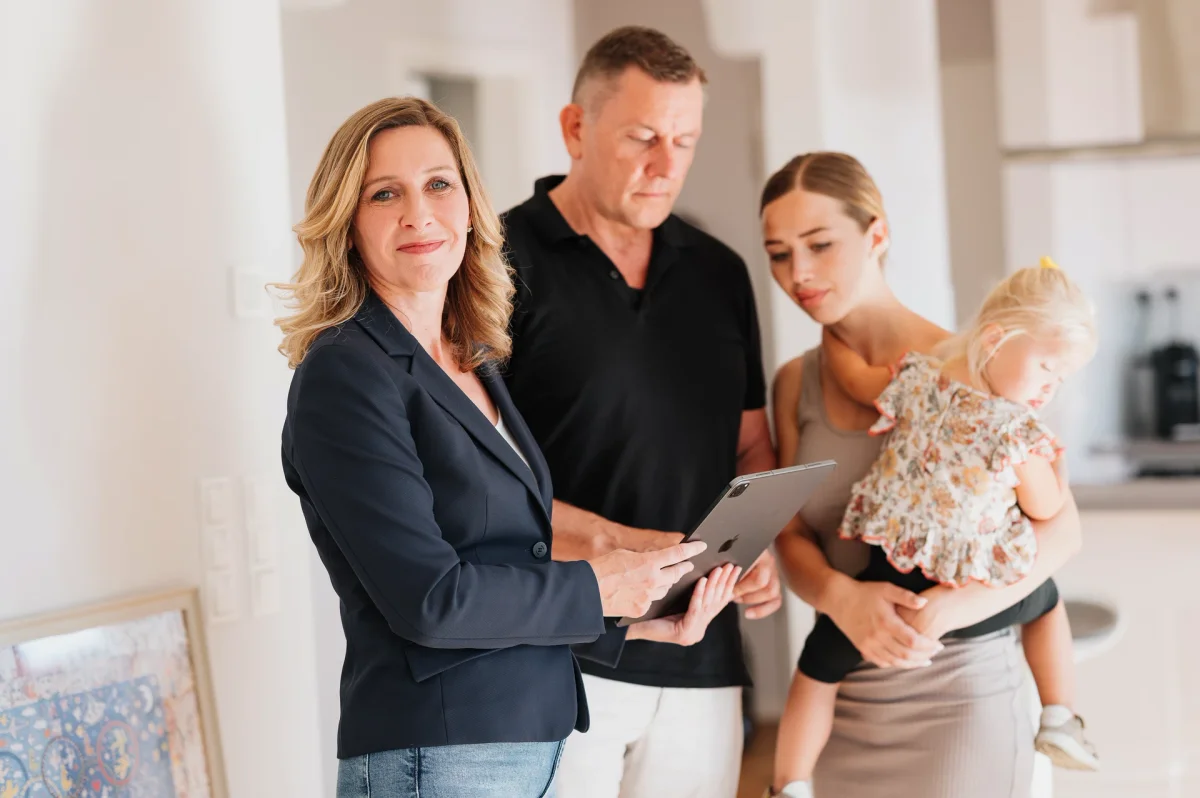 verkaufsgespraech-familie Katja Bremer bespricht den Immobilienverkauf mit einer Familie