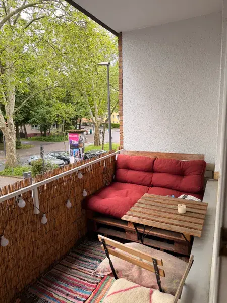 Balkon möbliert.jpeg
