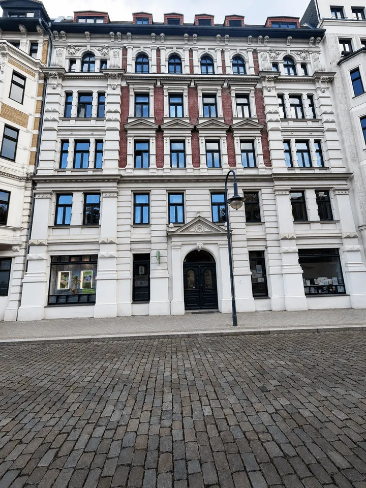 Vorderansicht Gebäude (KI optimiert)