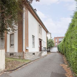 Mit Erbpacht: Zweifamilienhaus mit zwei Eingängen sowie tollem Garten und Garage in beliebter Lage