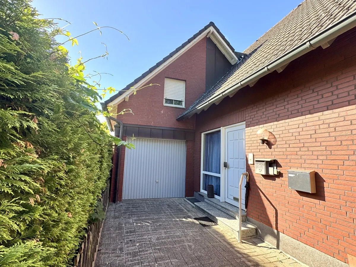 Die Zufahrt zur Garage und zum Hauseingang
