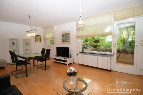 Helle und stilvoll möblierte Wohnung mit großem Balkon und Gartenblick