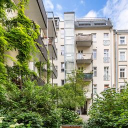 Geräumige Altbauwohnung im idyllischen Hinterhof !