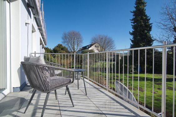 Sehr helle, top-ausgestattete Wohnung mit großer Balkonterrasse und vielen Extras, Internetzugang möglich