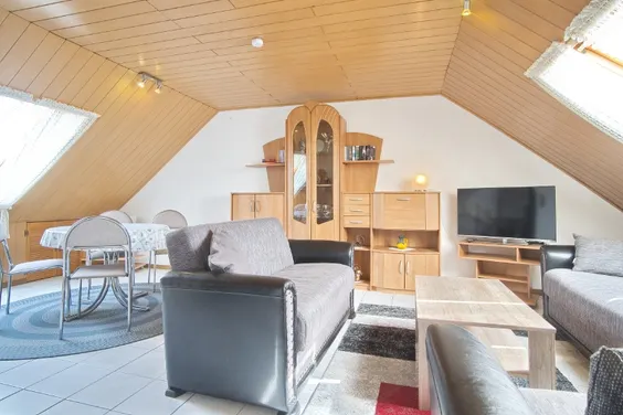 Gemütliche Wohnung mit KFZ-Stellplatz und Reinigungsservice in gepflegtem Dreifamilienhaus