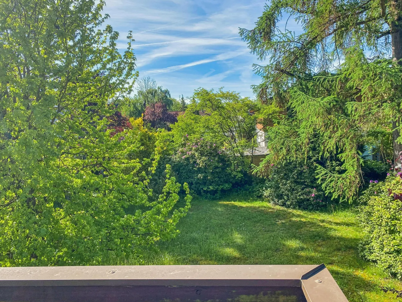 Blick vom Balkon in den Garten
