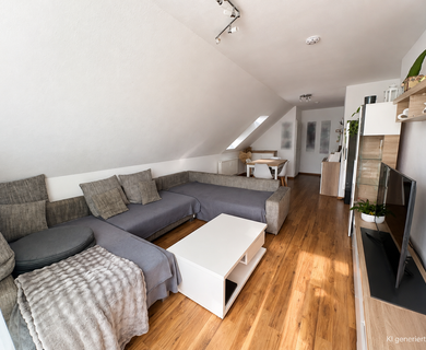 Charmante 2-Zimmer-Dachgeschosswohnung mit Balkon und Außenstellplatz - Photo 1