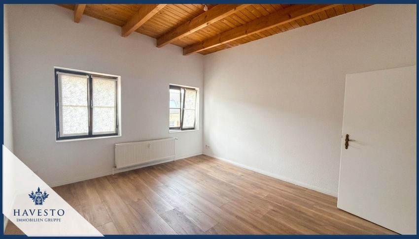 Stilvolle 2-Zimmer-Dachgeschosswohnung mit Holzbalkendecke, Einbauküche & modernisiertem Bad - Foto 1