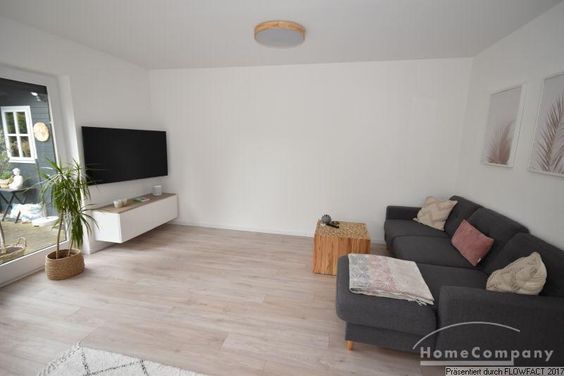 Freistehendes Haus mit Terrasse und Stellplätzen