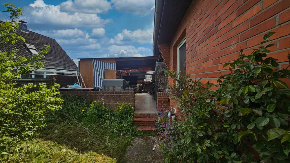 Blick vom Garten zur Terrasse