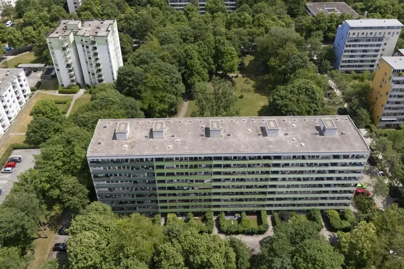 Gebäude mit Parkanlage