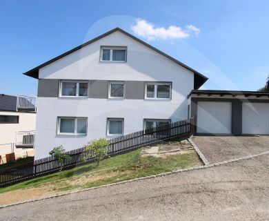 Exklusive 5-Zi.-Wohnung im Zweifamilienhaus – naturnah gelegen!