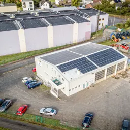 Großer Gewerbekomplex mit Bürogebäude, Werkstatt-/Halle, Freifläche und PV-Anlage!