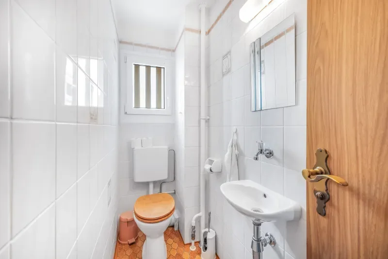 WC mit Fenster, inklusive Waschbecken