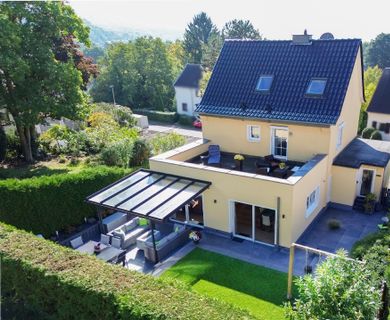 Oberkassel saniertes, erweitertes Familiehaus in begehrter Lage mit toll angelegtem Garten
