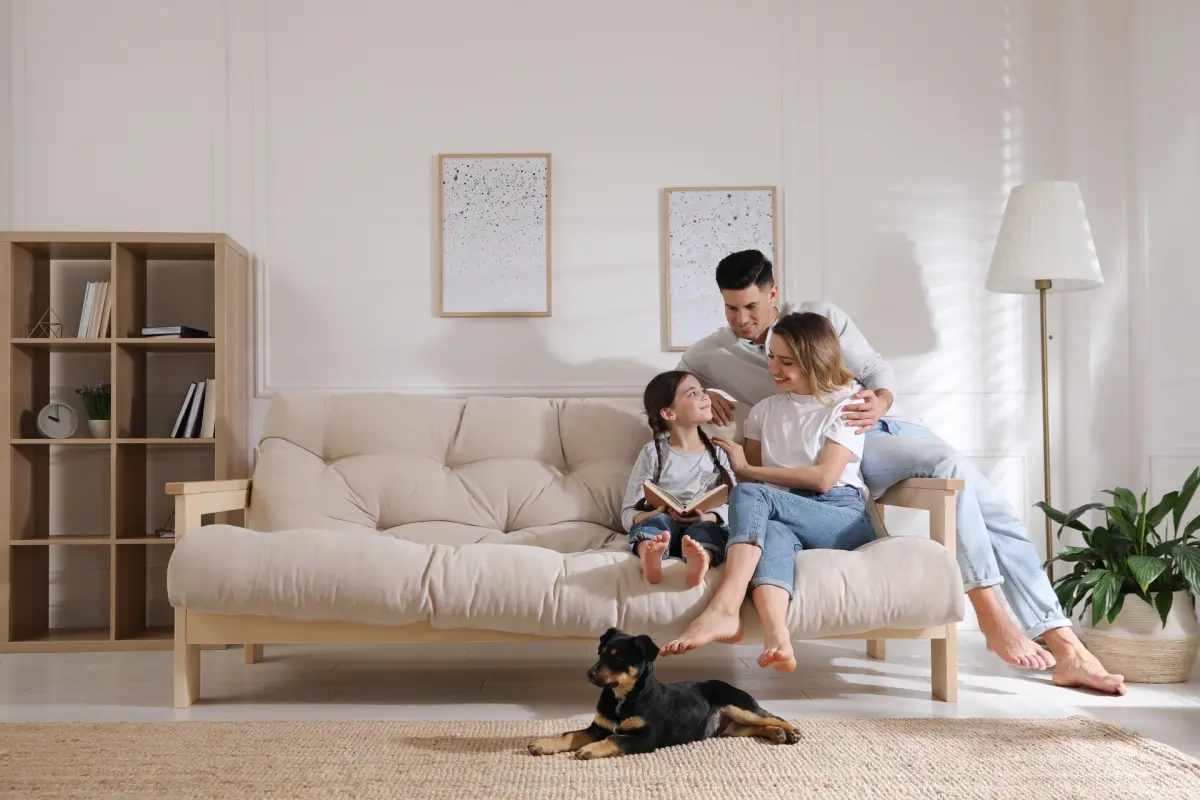 Familie im hellen Wohnzimmer auf dem Sofa