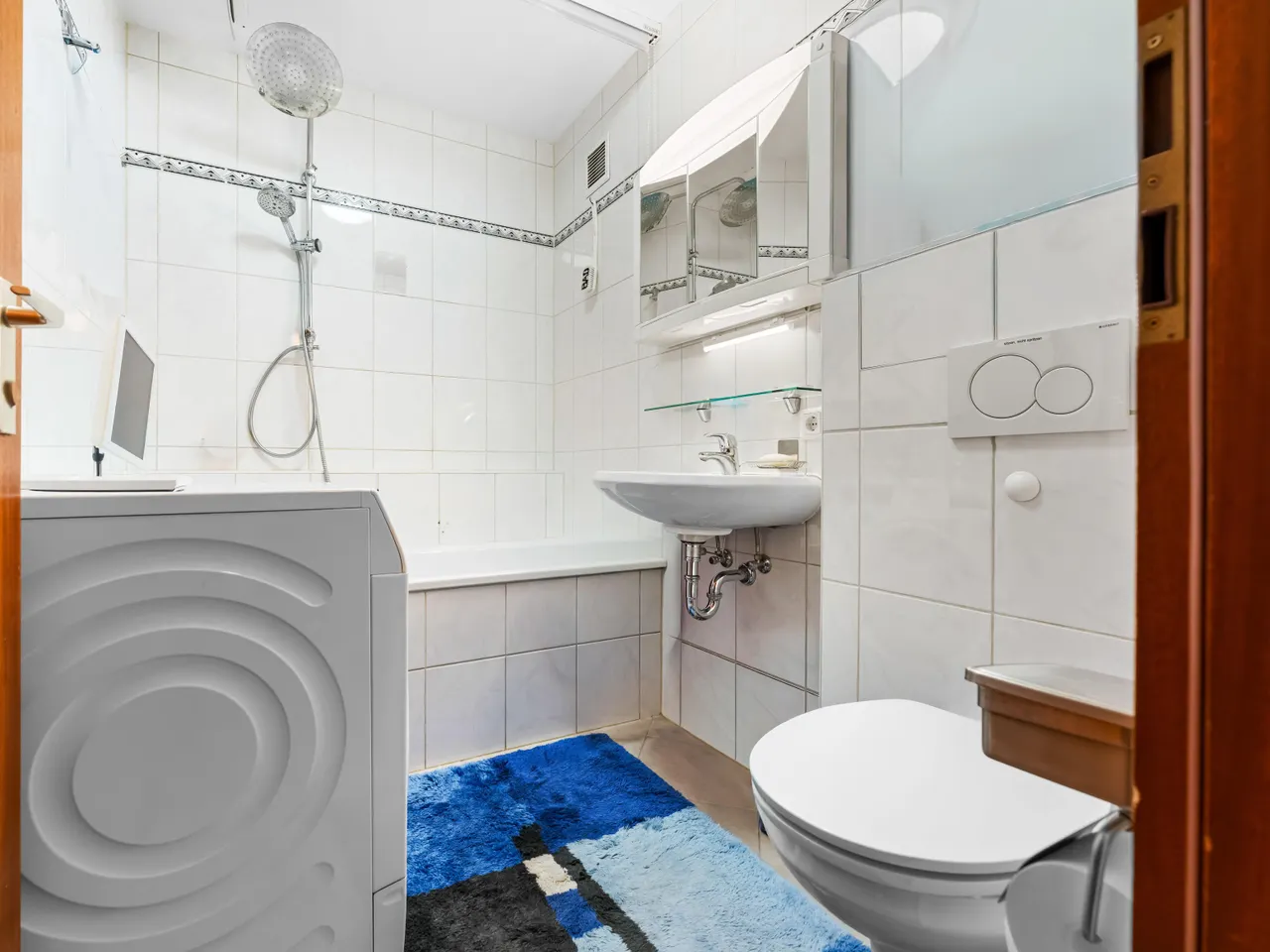 Badezimmer innenliegend mit Badewanne, Waschbecken, WC, WMA