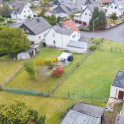 **PREISREDUZIERUNG**
Attraktives Baugrundstück mit Garage in ruhiger Wohnlage, nahe Gebhardshain!