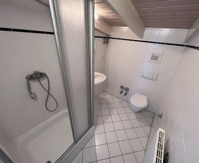 2-Zimmer-Dachgeschoss-Wohnung mit hohen Decken in Oberpleis - Photo 5
