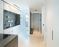 Blick zu Entrée und Küche