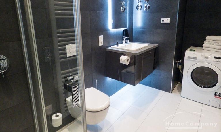 Bad mit stufenloser Dusche + Waschtrockner