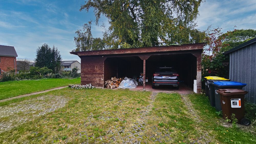 Doppelcarport mit links-seitlichen Geräteschuppen