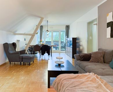 4-Zimmer-Wohnung mit Loggia und Garage – zentrale Lage ! - Photo 2