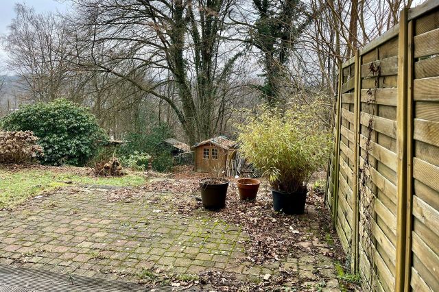 Blick von der Terrasse in den Garten