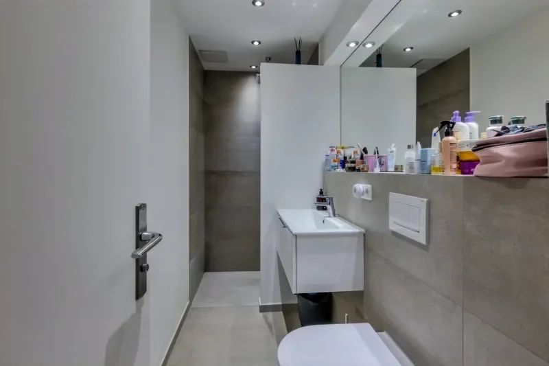 Modernes Bad mit bodengleicher Dusche