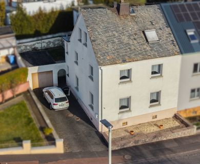 Solides Zweifamilienhaus mit Garagen und Garten -ideal für Generationenwohnen in Elz!