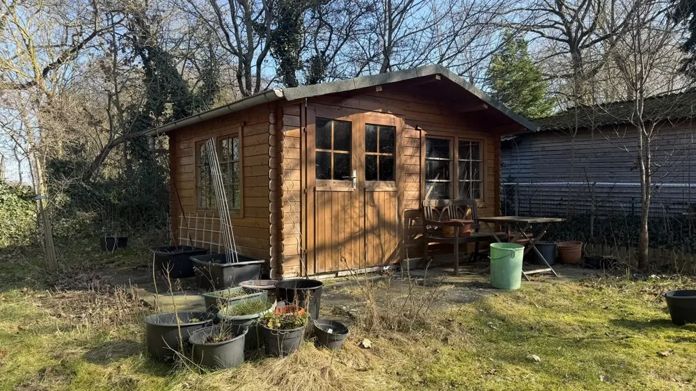 mit Gartenhütte
