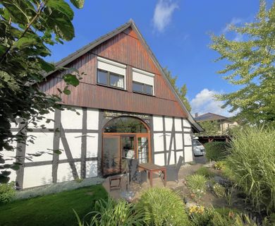 Liebenswertes Fachwerkhaus mit „Werkstatt & Co.“!
