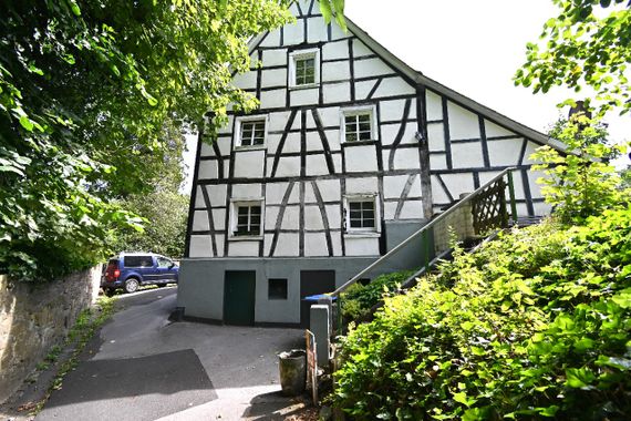 **** Denkmalgeschütztes Fachwerkhaus in Solingen-Gräfrath.... ****