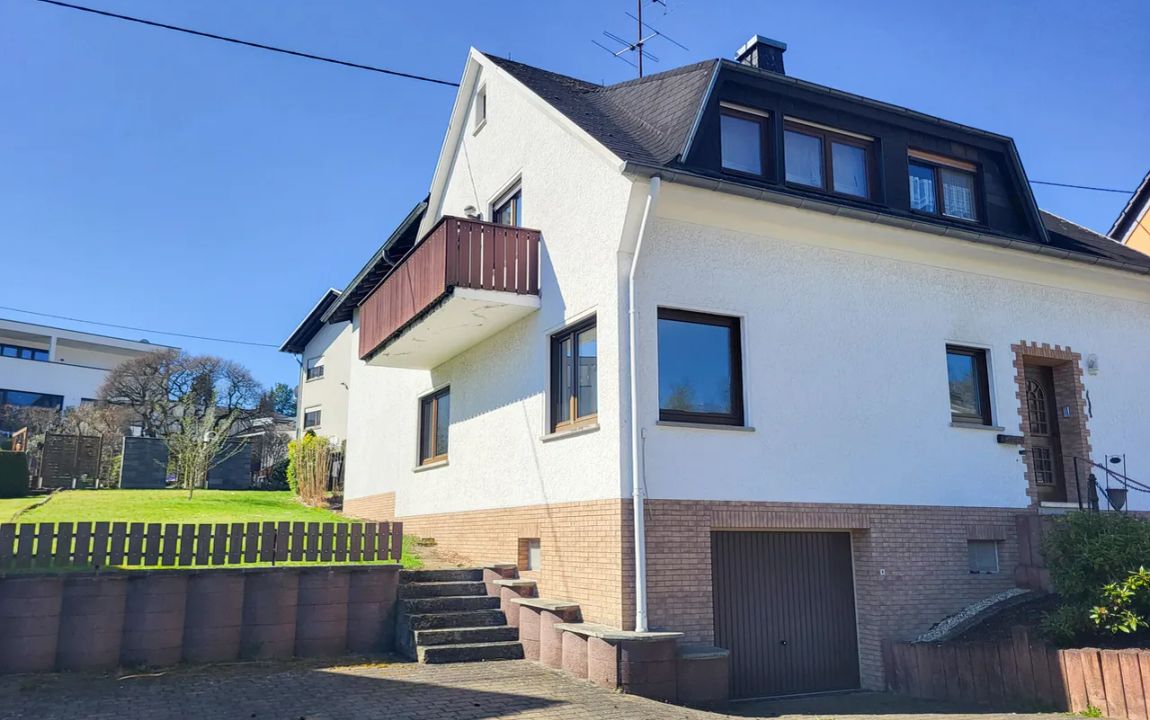 Großzügiges, freistehendes Zweifamilienhaus mit Garagen & Garten in idyllischer Lage bei Montabaur!