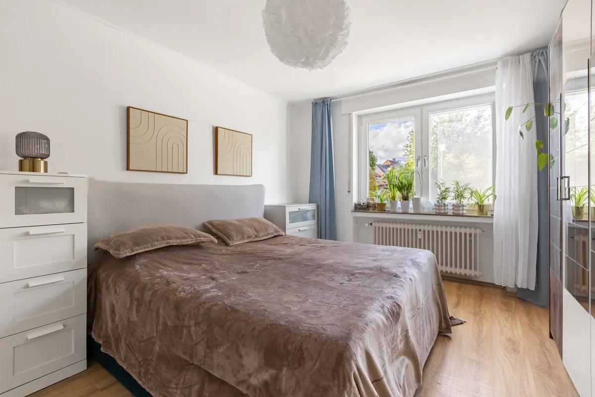 Geräumiges Schlafzimmer im Erdgeschoss