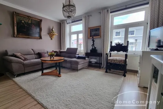 Moderne und geschmackvoll eingerichtete Wohnung im 2.OG