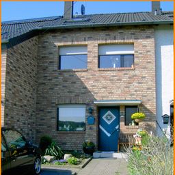 Tolle Doppelhaushälfte mit zwei seperaten Wohnungen in naturnaher Lage mit Solar und Schwimmbad!