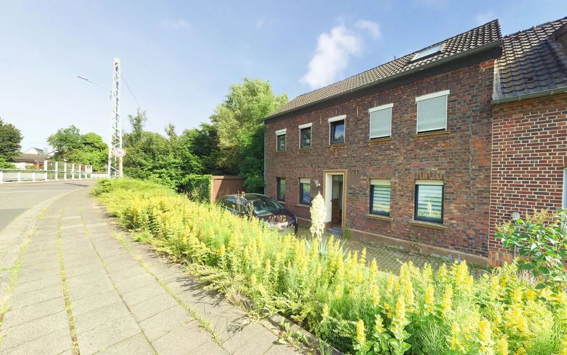 Starkes Potenzial: Sanierungsbedürftige Doppelhaushälfte mit großem Garten auf ca. 90 m² Wohnfläche