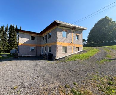 Ein-/Zweifamilienhaus auf großem Grundstück mit Garage und Werkstatt!