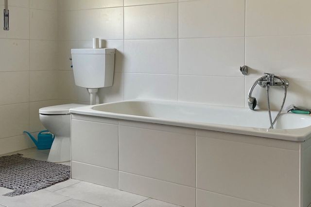 modernisiertes Bad mit Wanne und Dusche (Whg. 3)